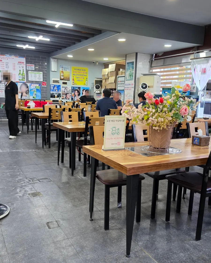 Spacious interior hall of Jeongjeong-a Sikdang Jeongwang Branch