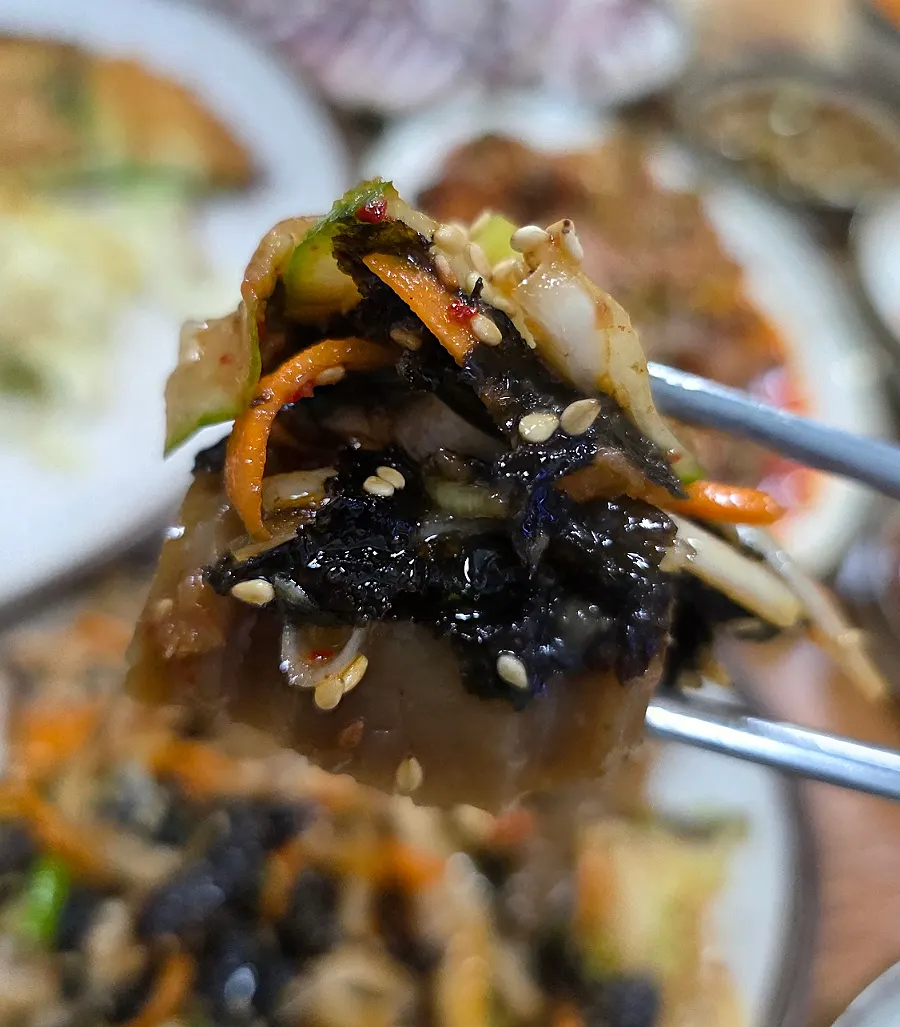 Acorn jelly tossed with vegetables and seaweed