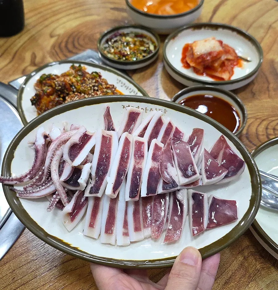 Boiled squid served with chojang