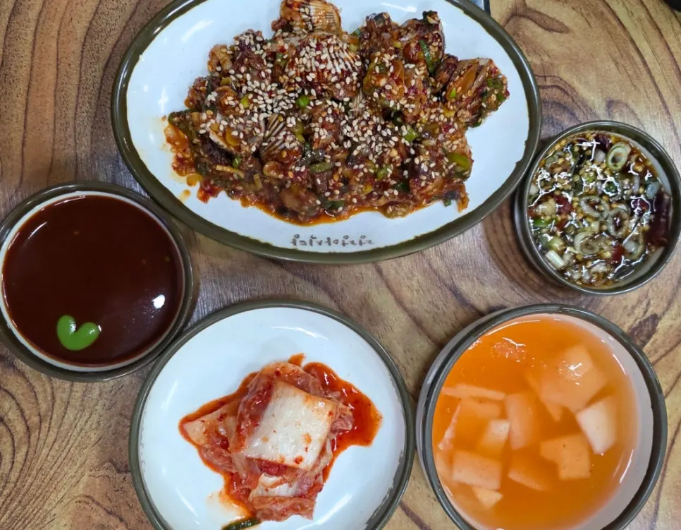 Wrapping up the meal at Jeongjeong-a Sikdang Jeongwang Branch