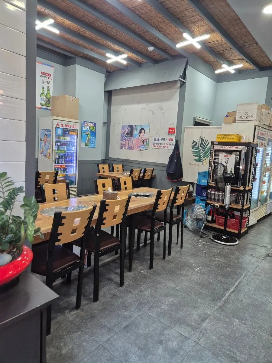 Interior of Jeongjeong-a Sikdang with wide table seating