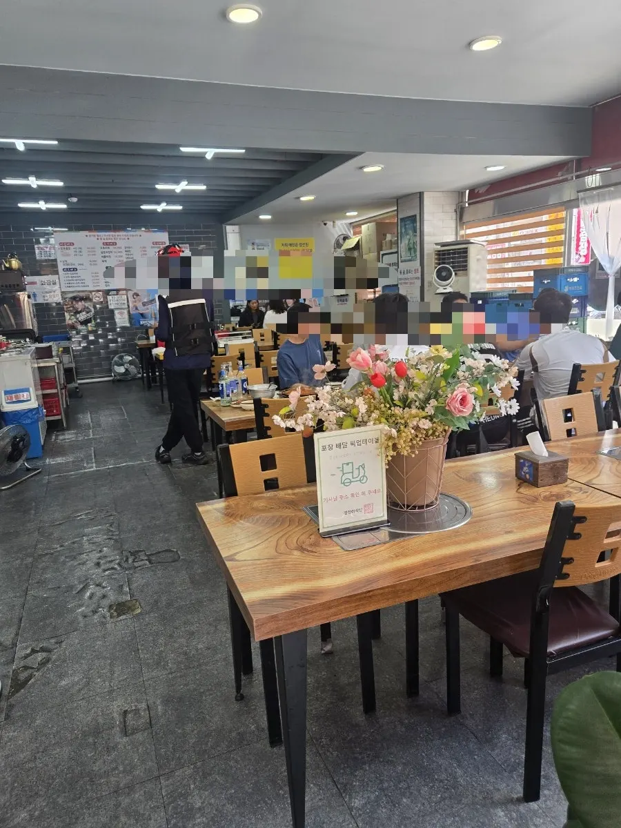 Spacious, clean interior of Jeongjeong-a Sikdang Jeongwang Branch