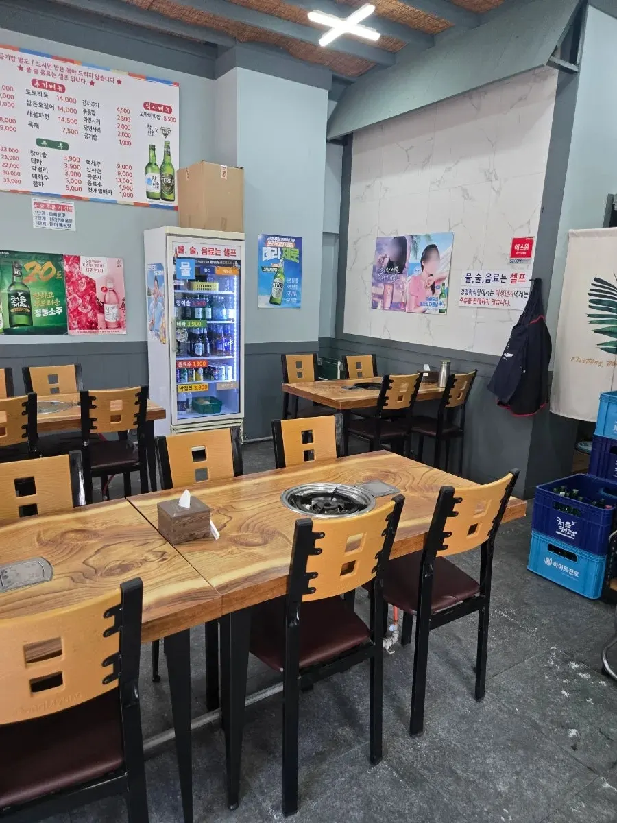 Tables and group seating at Jeongjeong-a Sikdang Jeongwang Branch