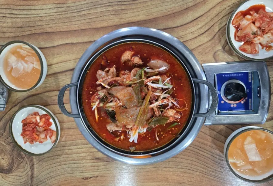 Small-size dakbokkeumtang set with side dishes