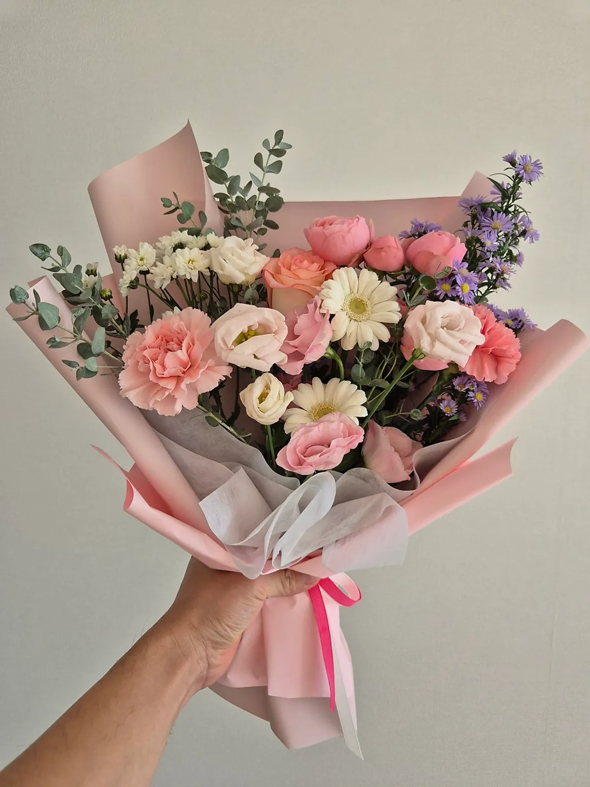 작은 꽃다발부터 꽃바구니까지 놓인 매장 전경