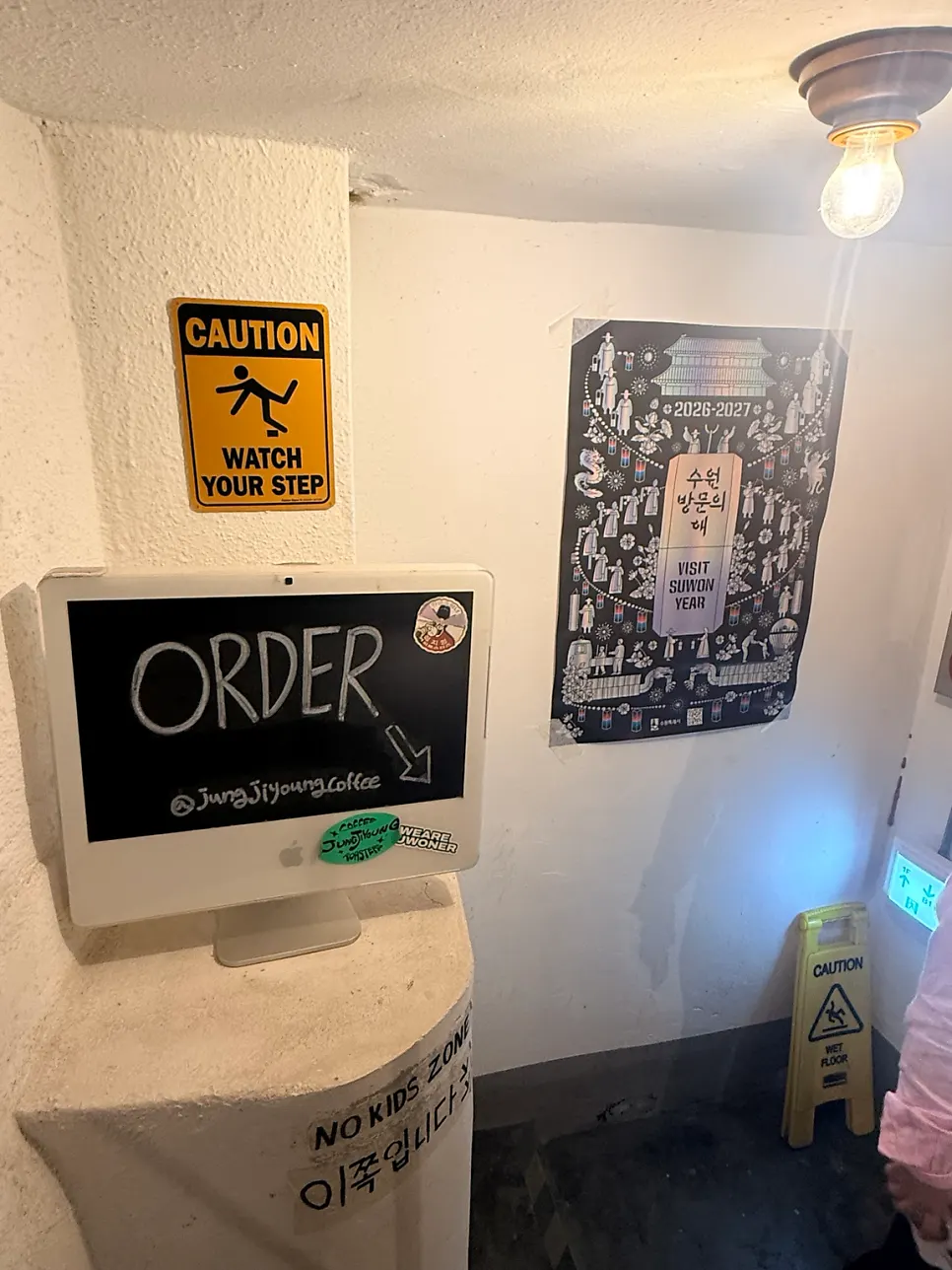 Floor guide and ordering-floor sign posted at the entrance