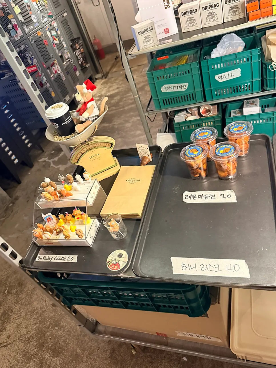 Suwoni character goods and handwritten price tags