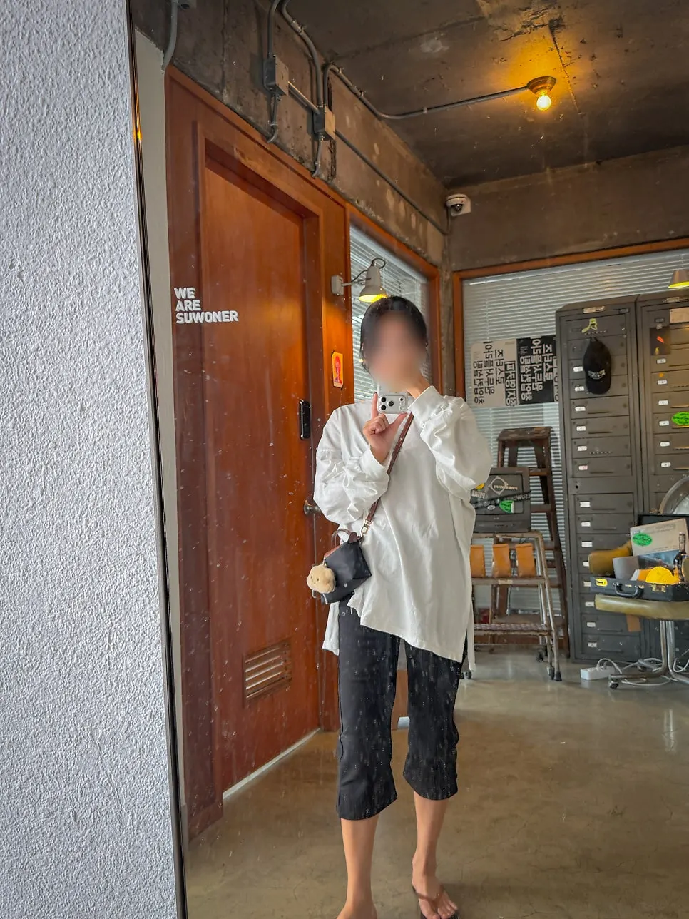 위층으로 올라가는 계단과 힙한 분위기