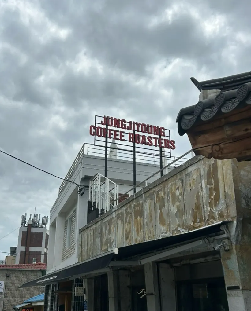 Exterior and sign of Jeongjiyoung Coffee Roasters Hwahongmun branch at 375 Suwoncheon-ro, 1st floor
