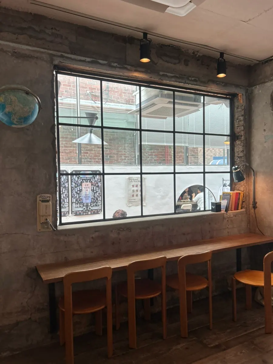 Spacious interior of Jeongjiyoung Coffee Roasters Hwahongmun branch