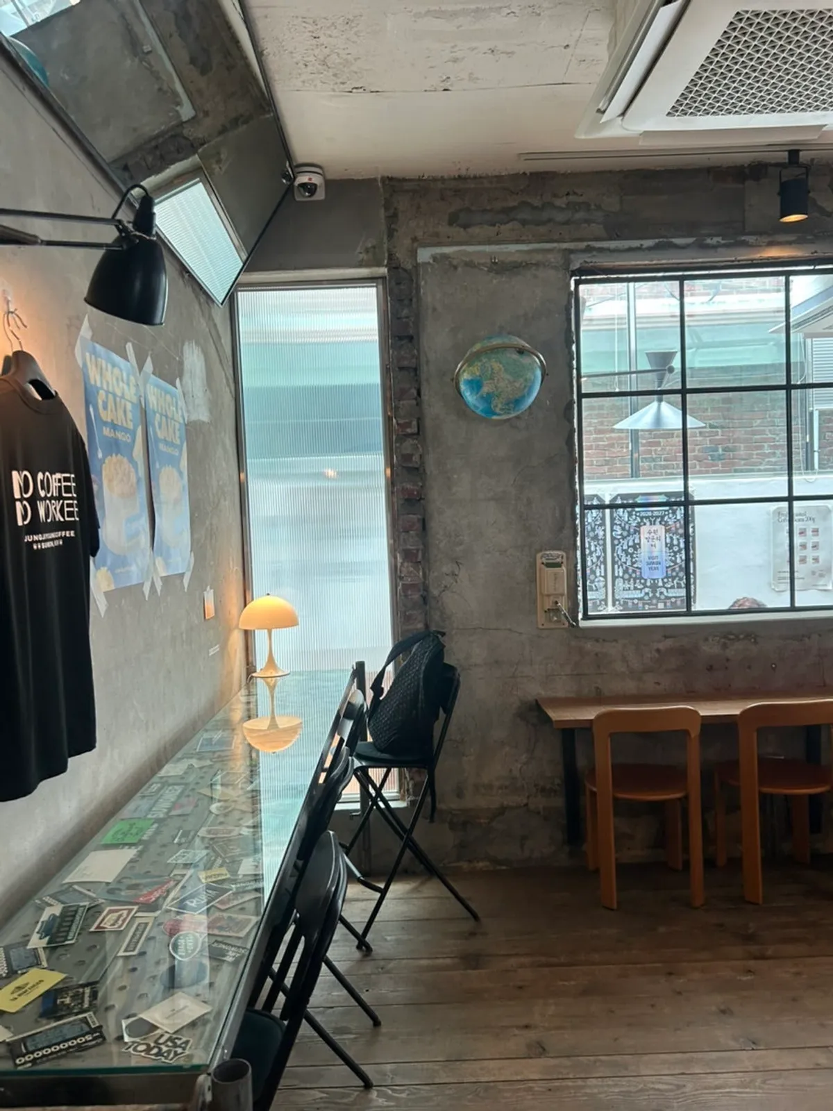 Interior atmosphere of the Haenggung-dong branch of Jeongjiyoung Coffee