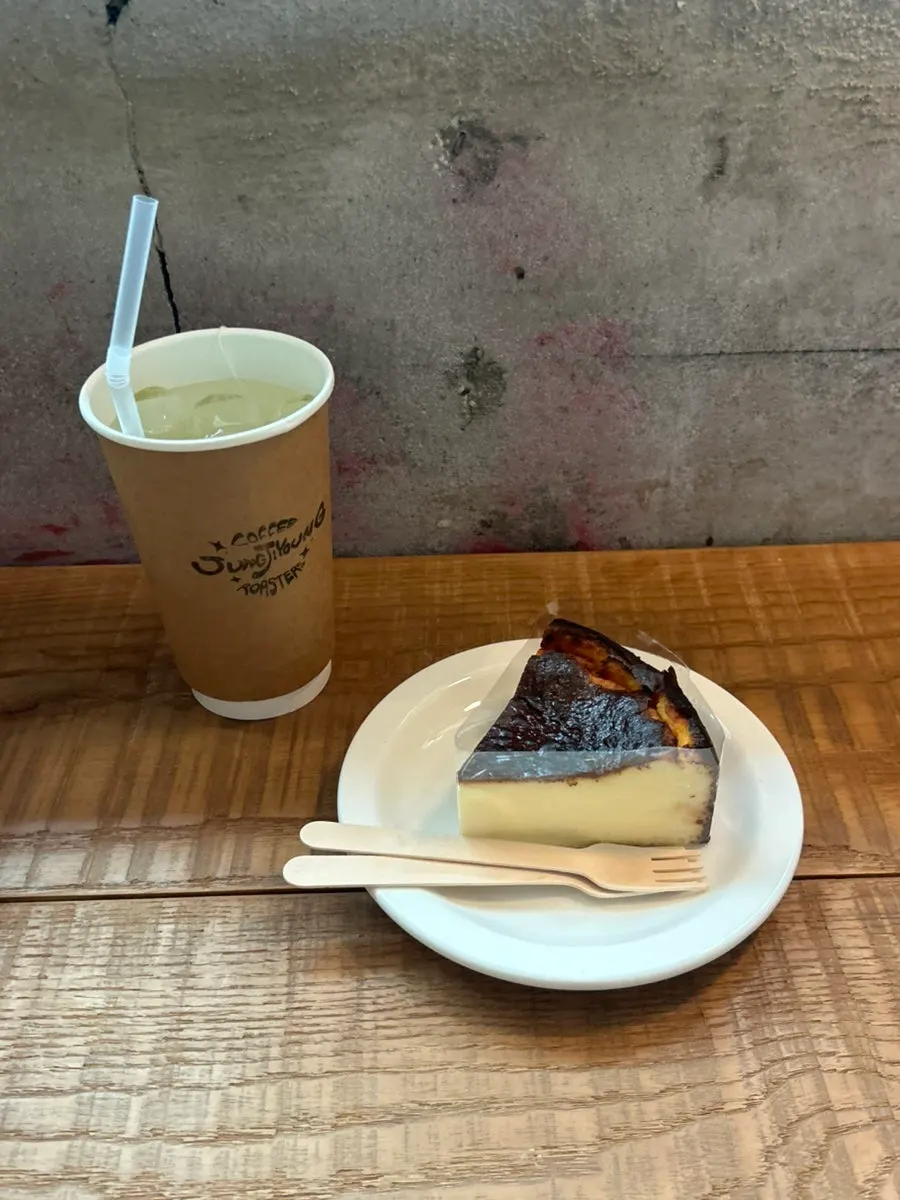 Table with chilled chamomile tea and Basque cheesecake