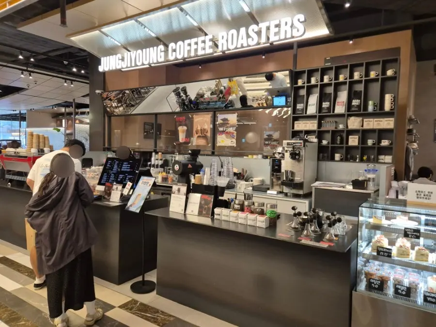 Entrance of Jeong Jiyeong Coffee Roasters on Gourmet Street