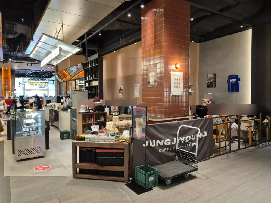 Order counter at Jeong Jiyeong Coffee Roasters with shoppers passing by