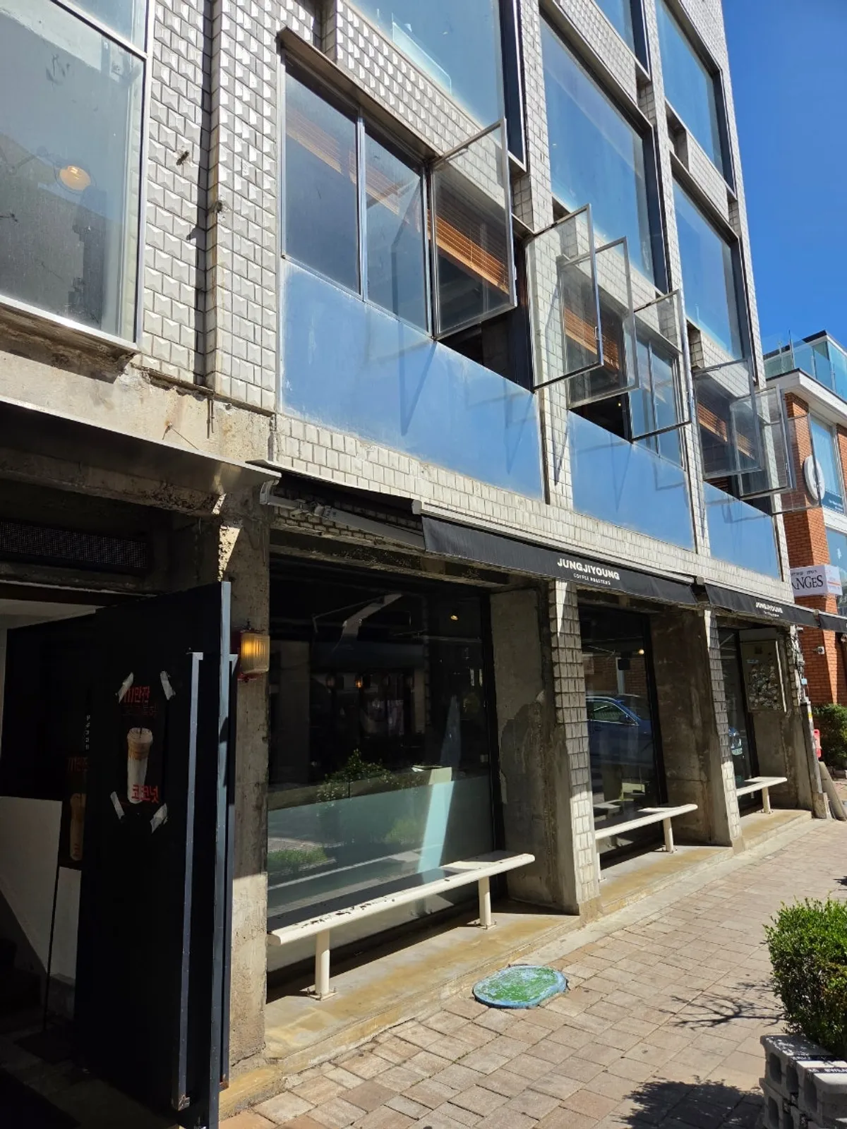 Exterior of Jeong Ji-young Coffee Roasters Haenggung Main Branch on Haengridan-gil