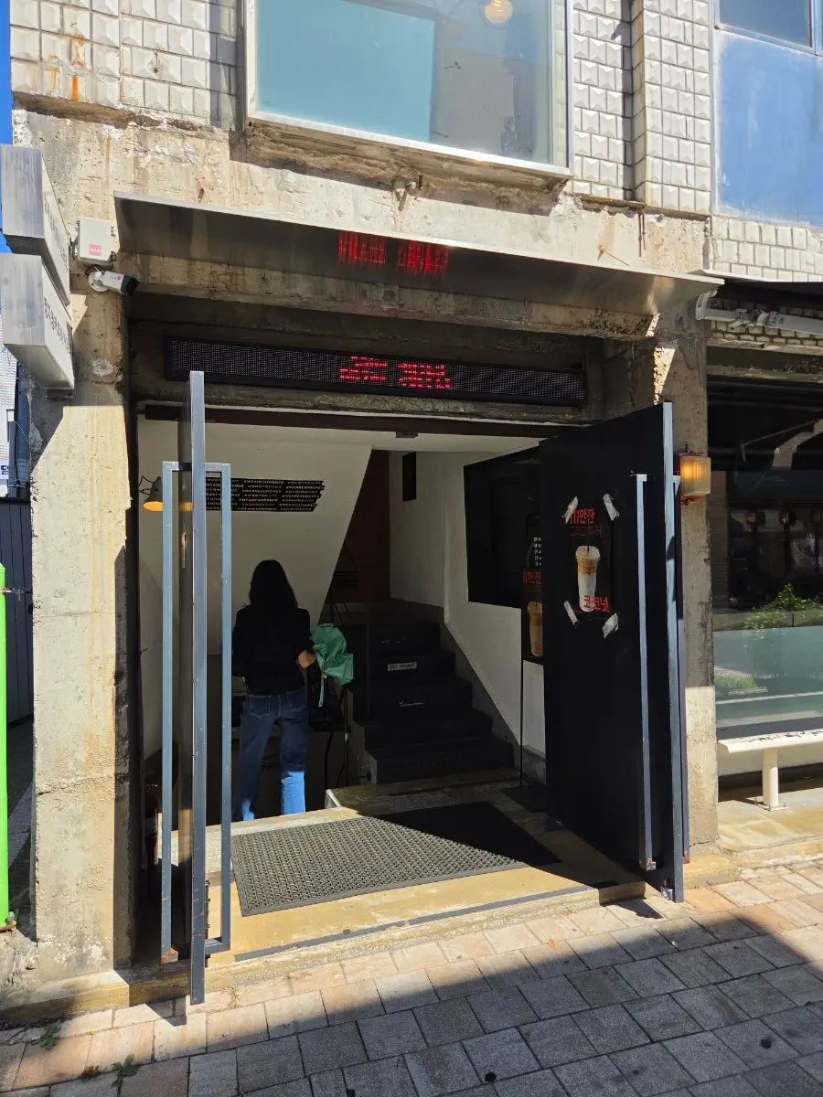 View near the entrance of Jeong Ji-young Coffee Roasters Haenggung Main Branch