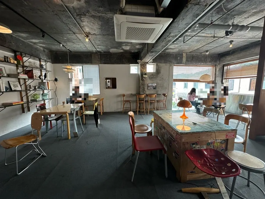 Widely spaced table arrangement upstairs