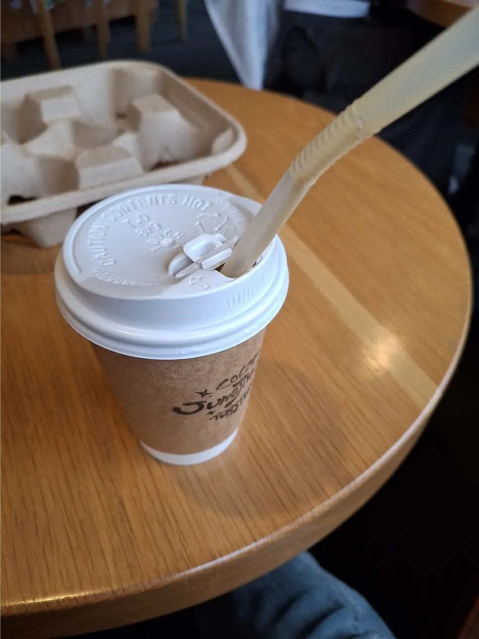 4층 좌석과 조명 인테리어