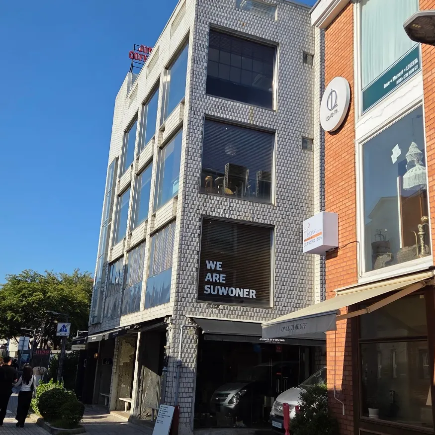 Exterior of Jeong Ji-young Coffee Roasters Haenggung Main Branch on Sinpung-ro