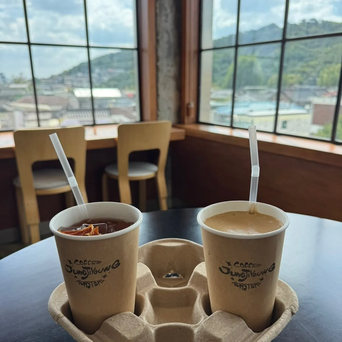 Atmosphere at Jeong Ji-young Coffee Roasters Haenggung Main Branch on Suwon's Haengridan-gil