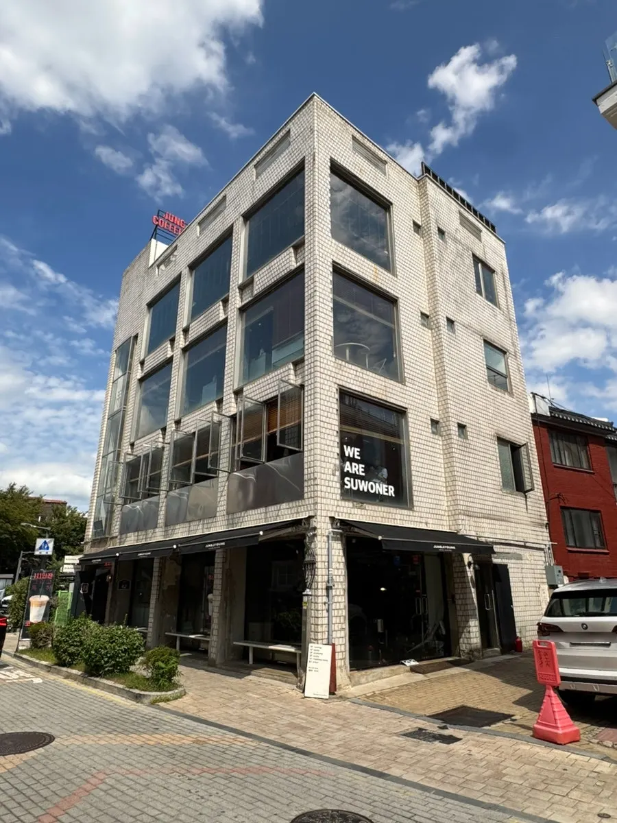 Exterior of the standalone building on Haengridan-gil housing Jeong Ji-young Coffee Roasters Haenggung Main Branch