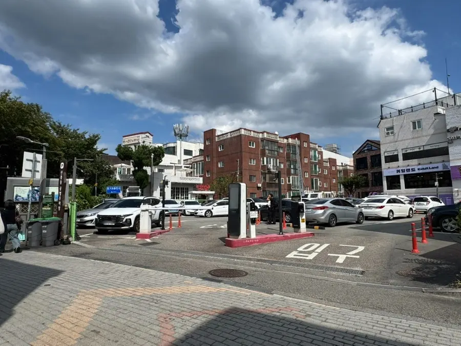 Full view of the large roastery café building in Haenggung-dong