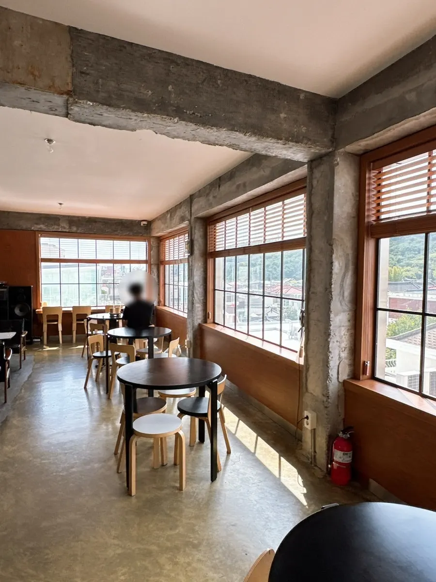 Quiet interior atmosphere on the 4th floor