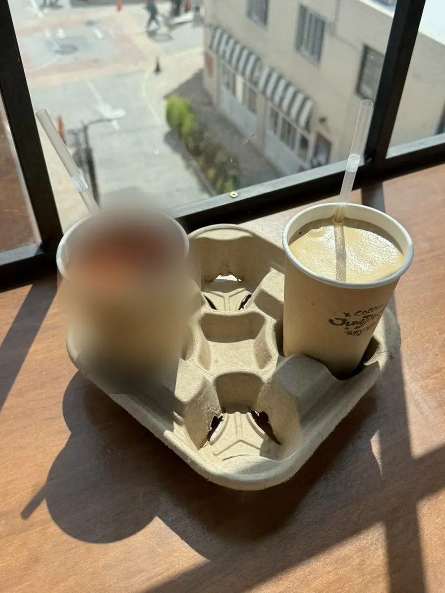 Paper tray used to carry the drinks