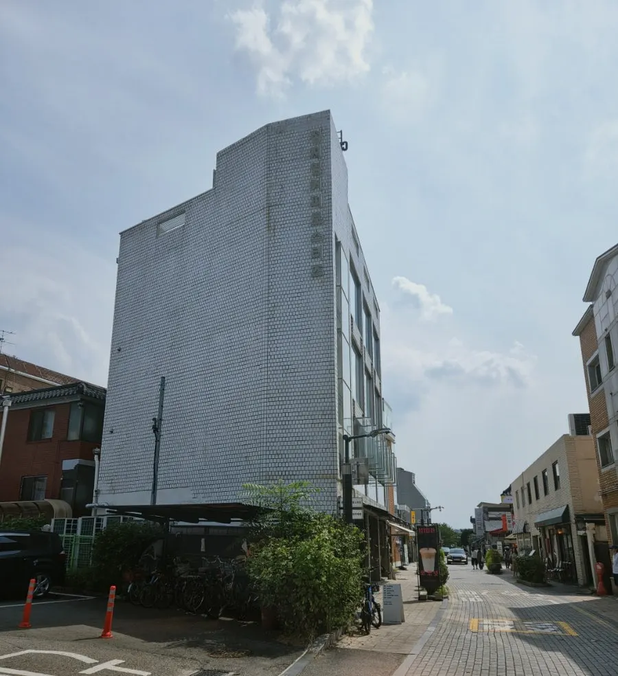행궁동 골목에서 본 카페 건물