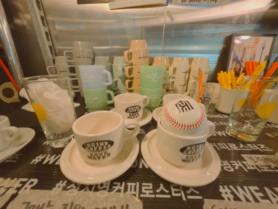 카페 벽면 장식과 소품