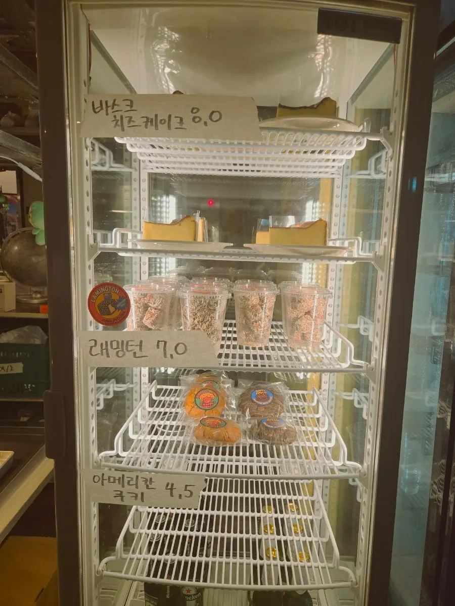 진열된 커피 관련 굿즈