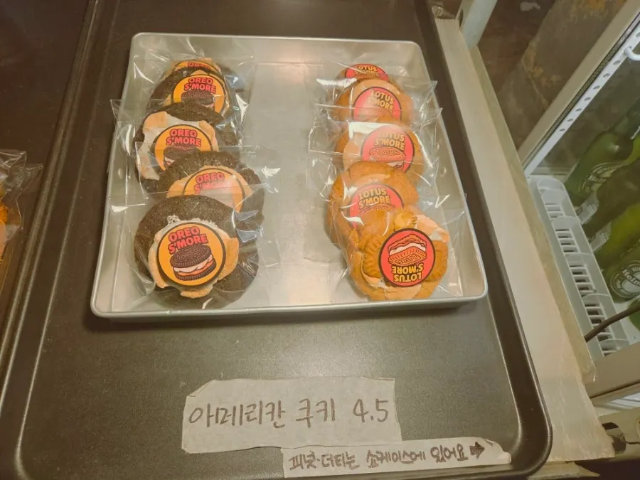 카페 내부 진열대
