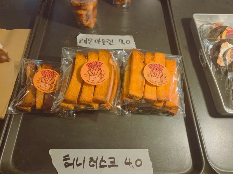 카페 좌석 공간 전경