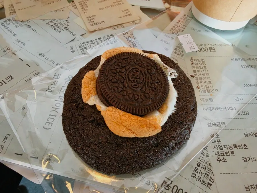 영수증이 꽂힌 카페 테이블