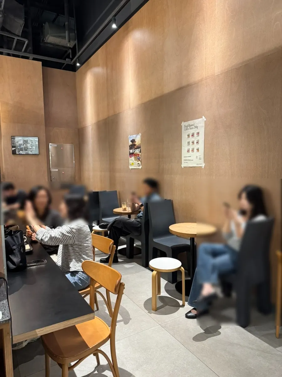 쇼핑 중 쉬어가기 좋은 카페 좌석