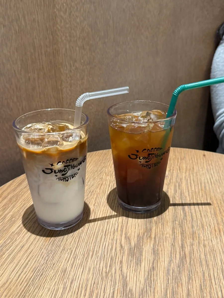 주문 후 받은 음료 두 잔