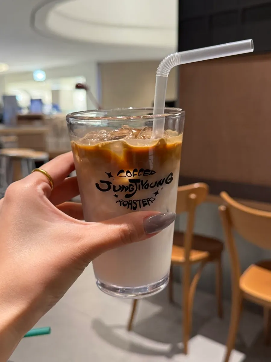 고소한 맛의 아이스 라떼
