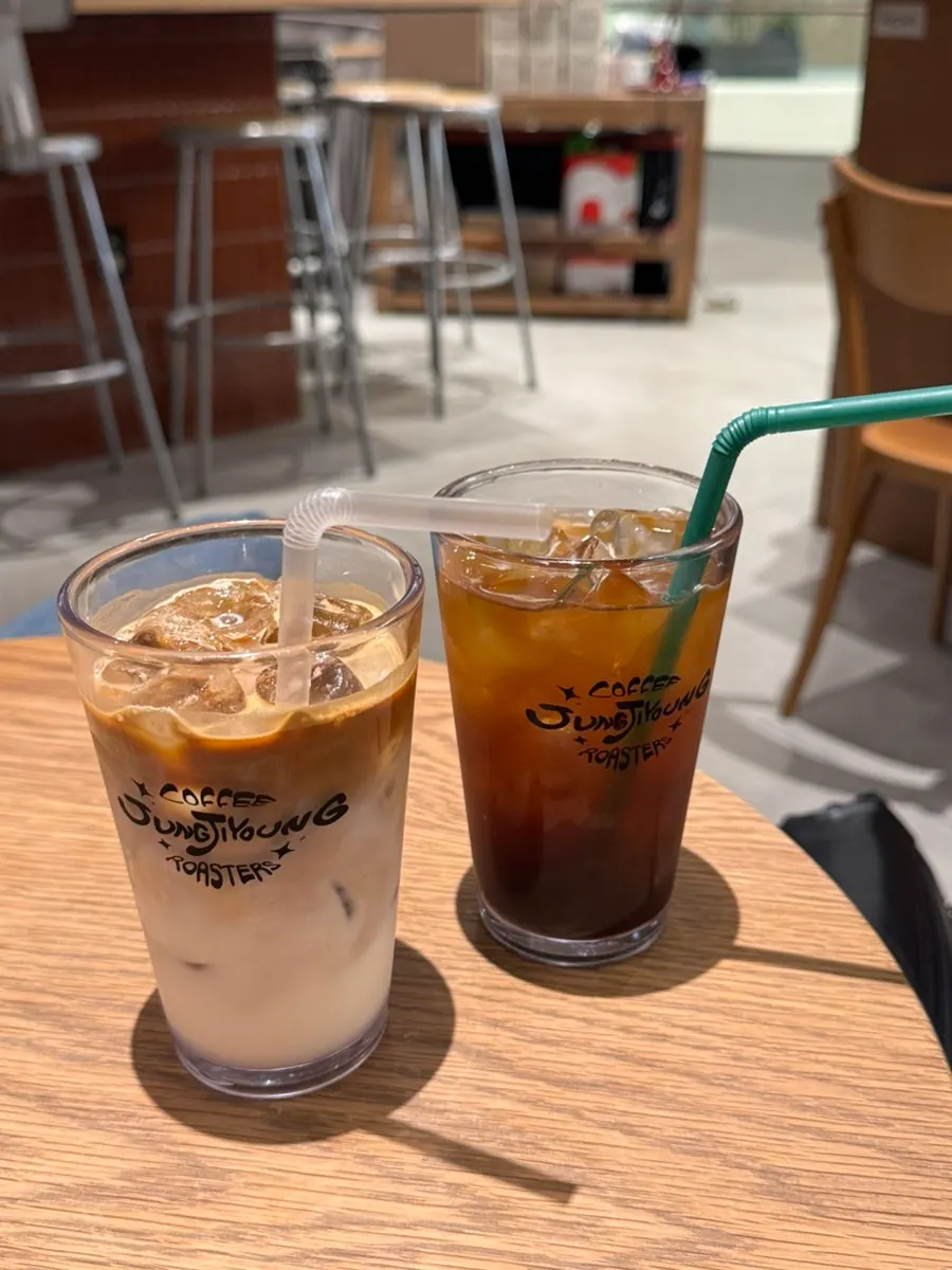 커피 두 잔을 올려둔 카페 테이블