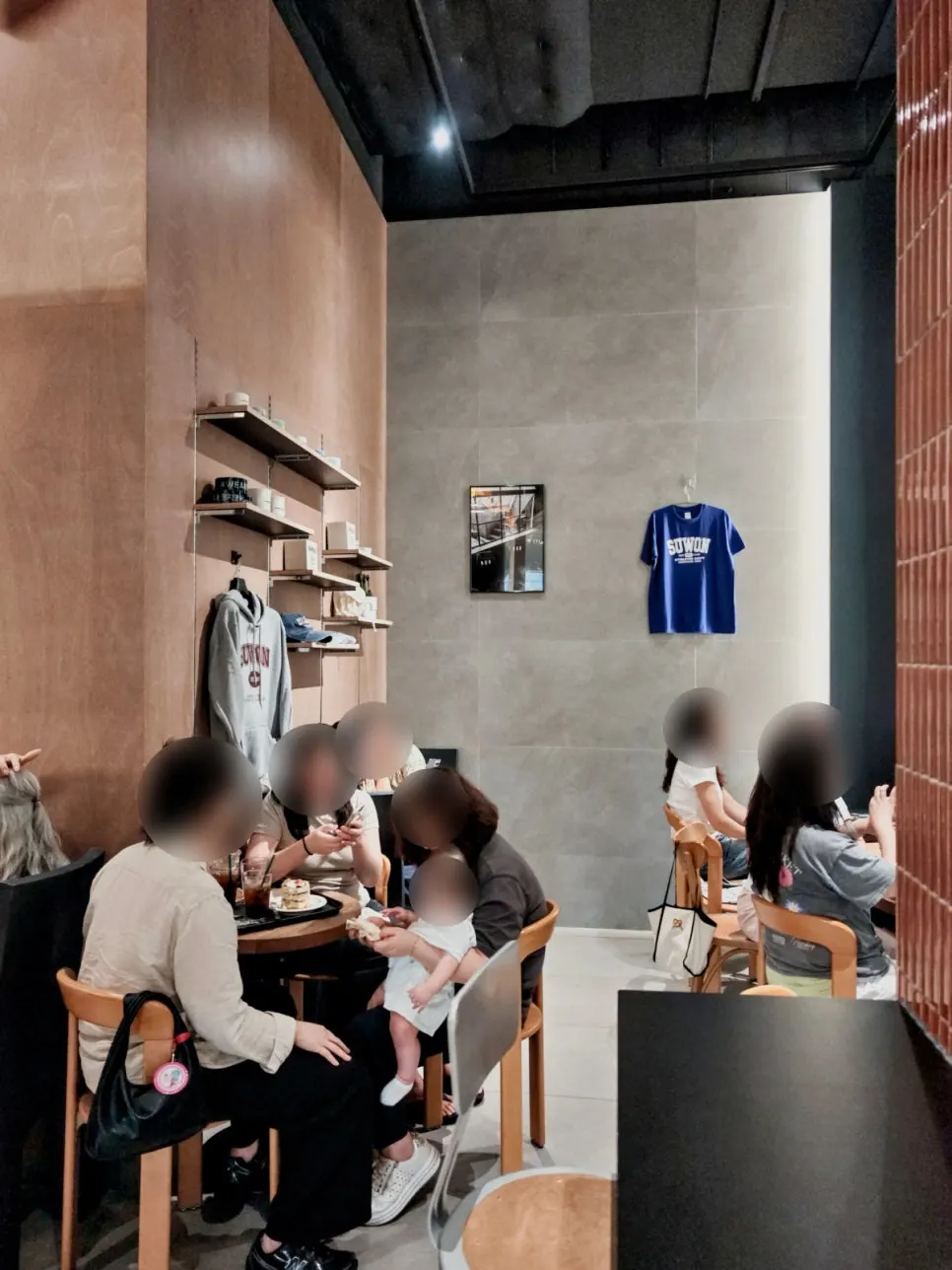 Fully occupied café seating with an open table nearby