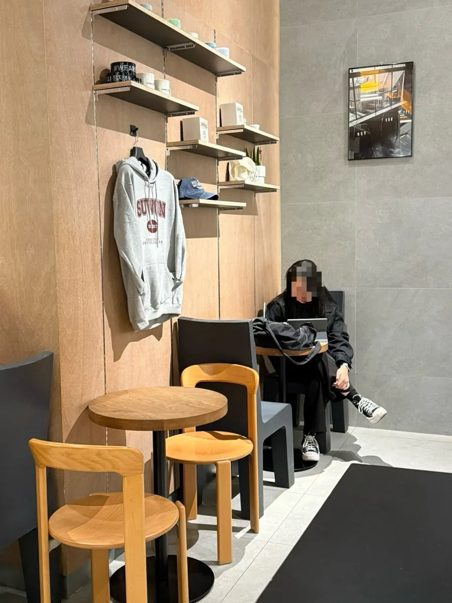 Interior seating at the Jeong Jiyeong Coffee Roasters Starfield branch