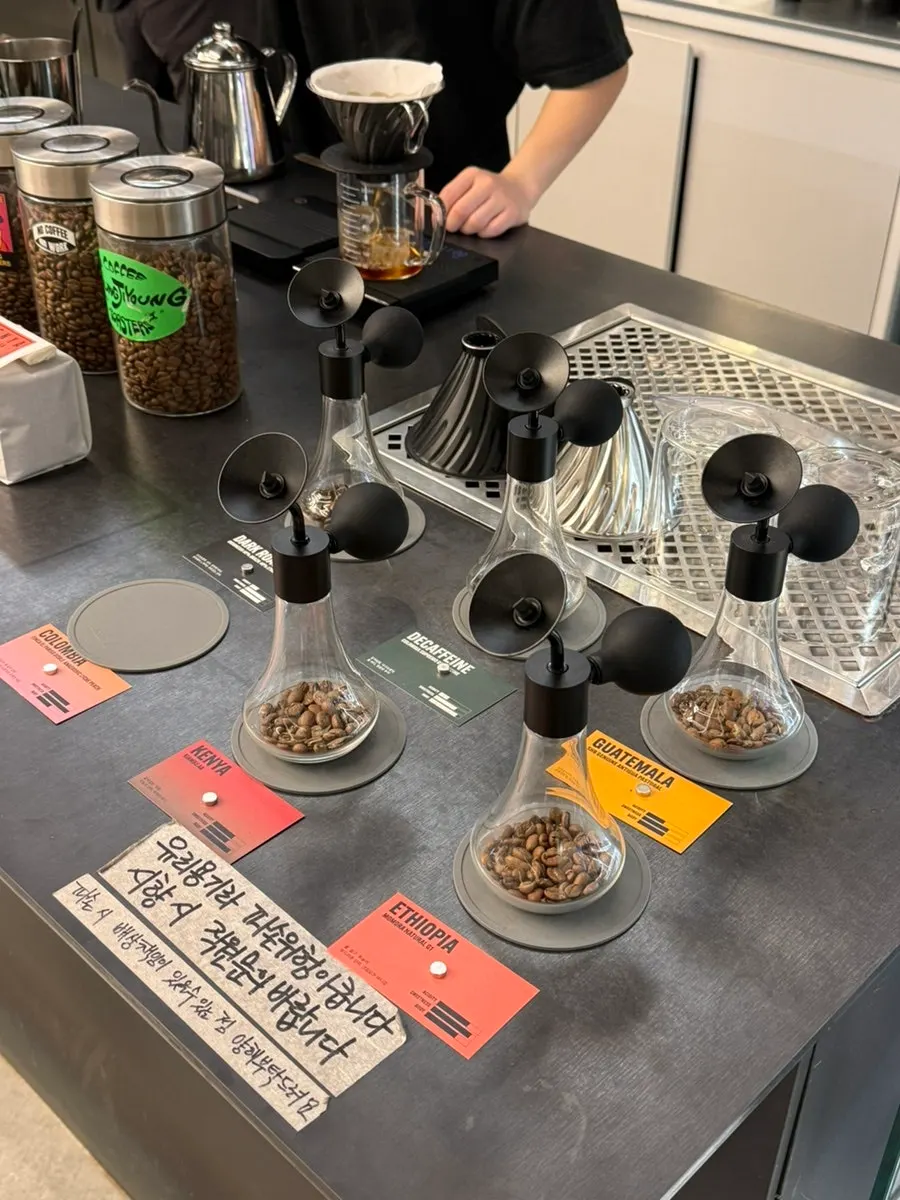 Bean-sniffing corner for drip coffee beans