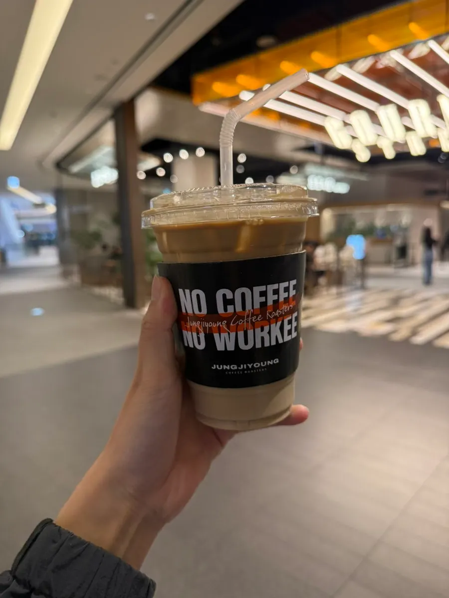 Takeout iced café latte