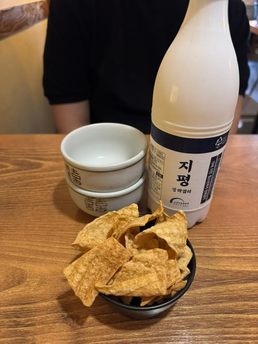 테이블에 놓인 무선 충전기
