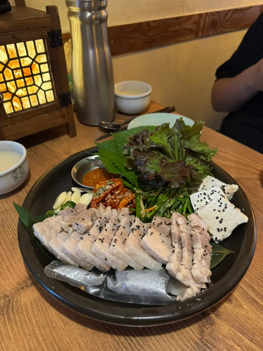 정주일가 정주 보쌈 중 사이즈 한 상
