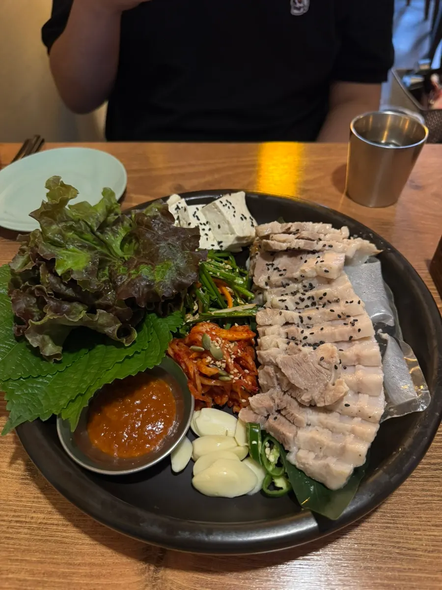 두툼하게 썰린 정주 보쌈 고기