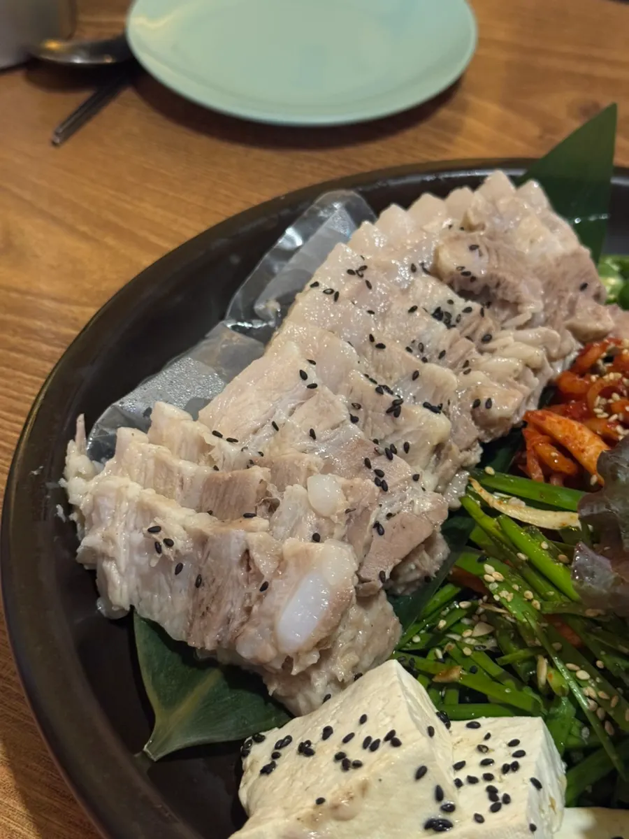 보쌈 접시 아래 깔린 온수팩