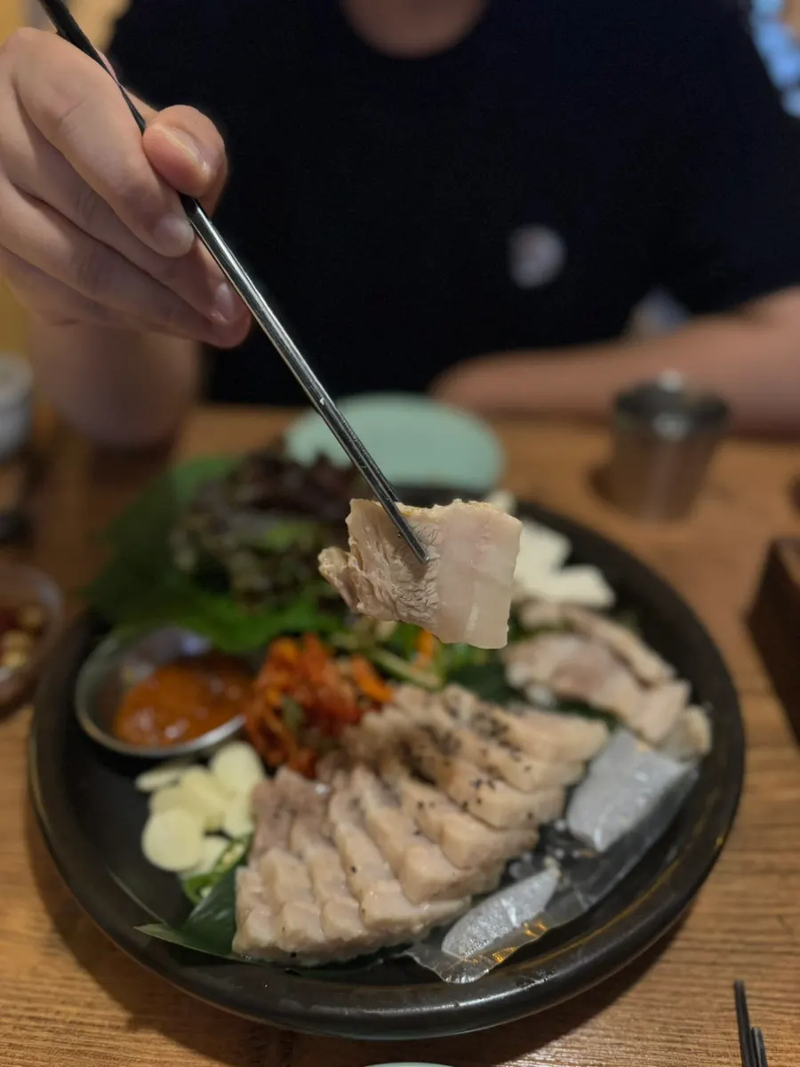 보쌈과 두부, 쌈채소 한 상 차림