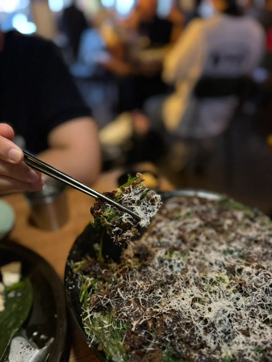 얇게 부쳐진 불고기 부추전 단면