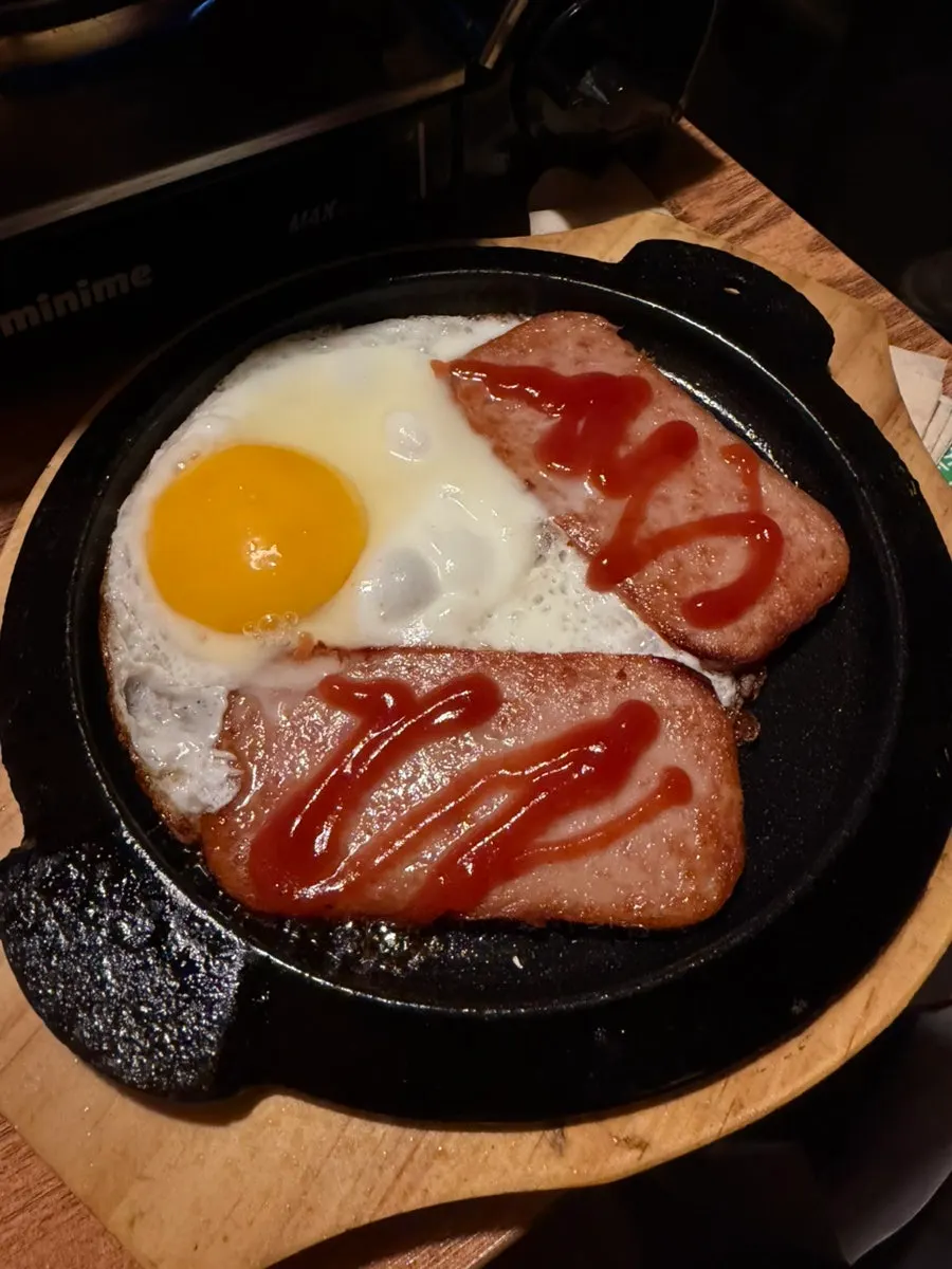 반숙 계란과 케첩을 올린 스팸 구이