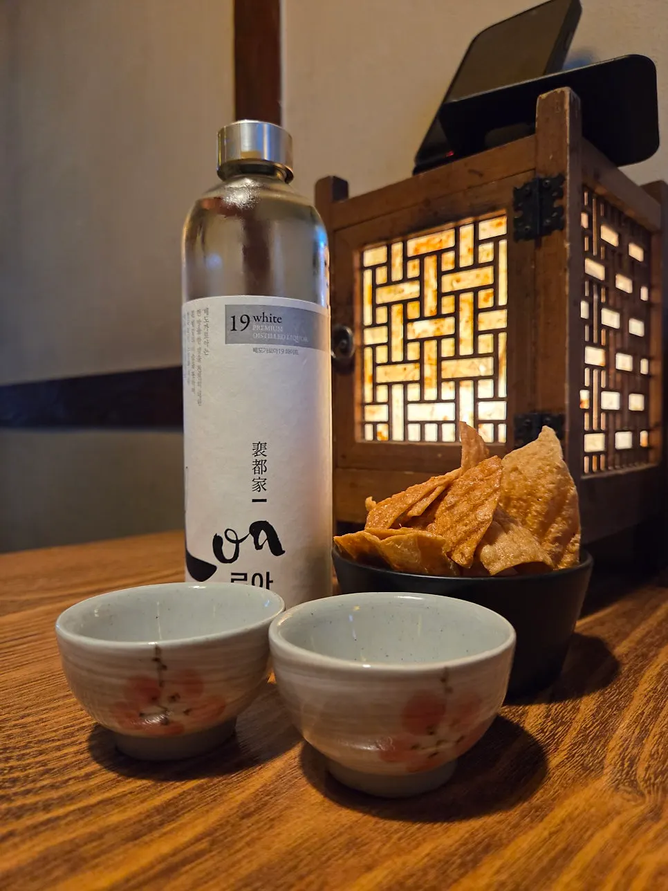 도자기 잔에 따른 로아 화이트 19